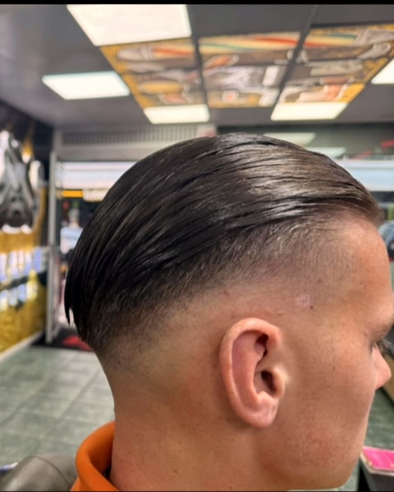 Slick back met een fade aan de zijkant
